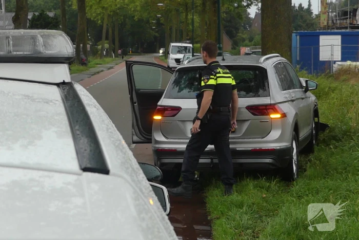 Auto zwaar beschadigd na botsing op boom