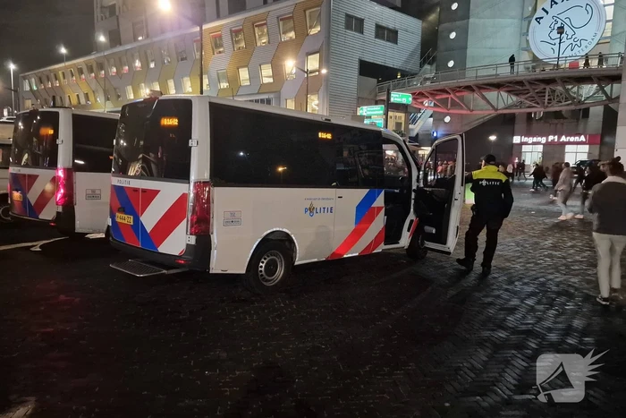 Politie massaal aanwezig bij wedstrijd van Ajax