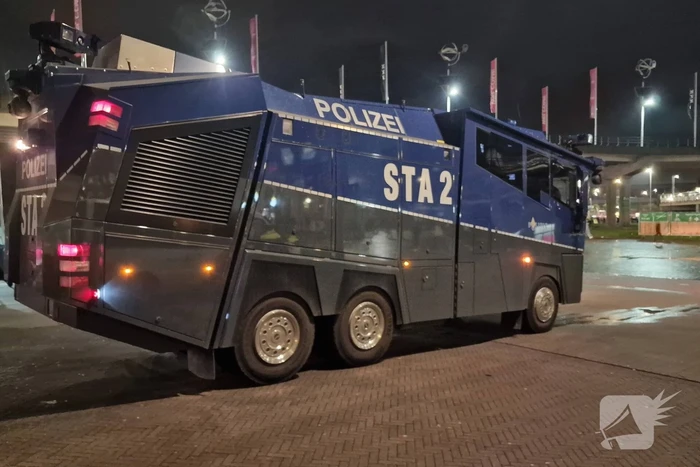 Politie massaal aanwezig bij wedstrijd van Ajax