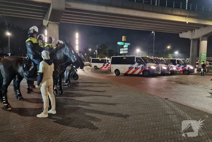 Politie massaal aanwezig bij wedstrijd van Ajax