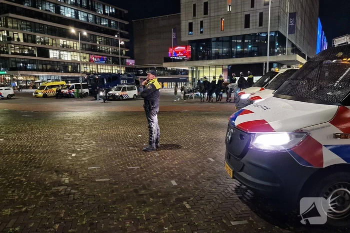 Politie massaal aanwezig bij wedstrijd van Ajax