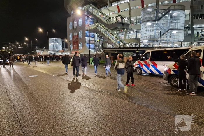 Politie massaal aanwezig bij wedstrijd van Ajax