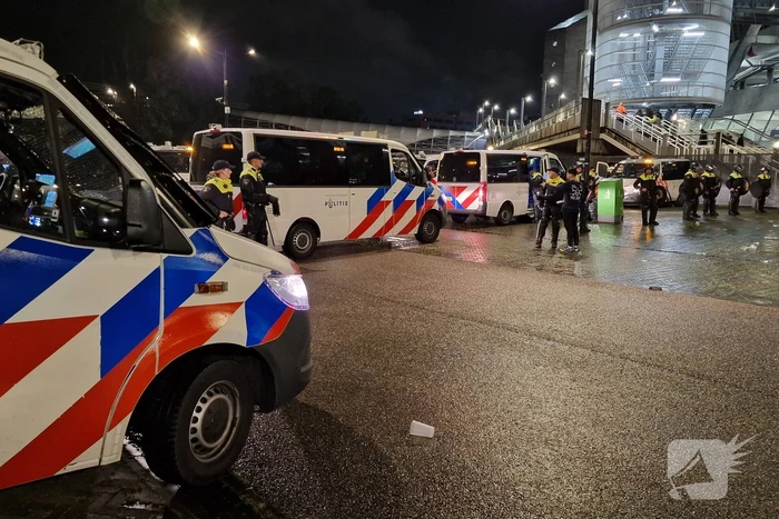 Politie massaal aanwezig bij wedstrijd van Ajax