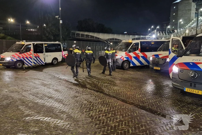 Politie massaal aanwezig bij wedstrijd van Ajax