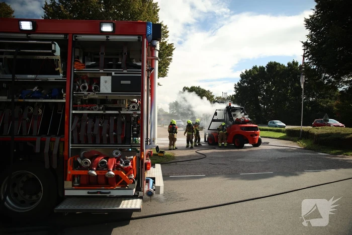 Brandweer blust brandende heftruck