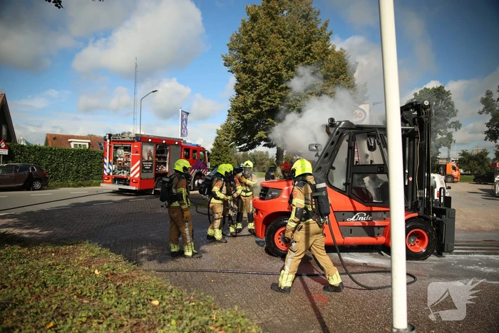 Brandweer blust brandende heftruck