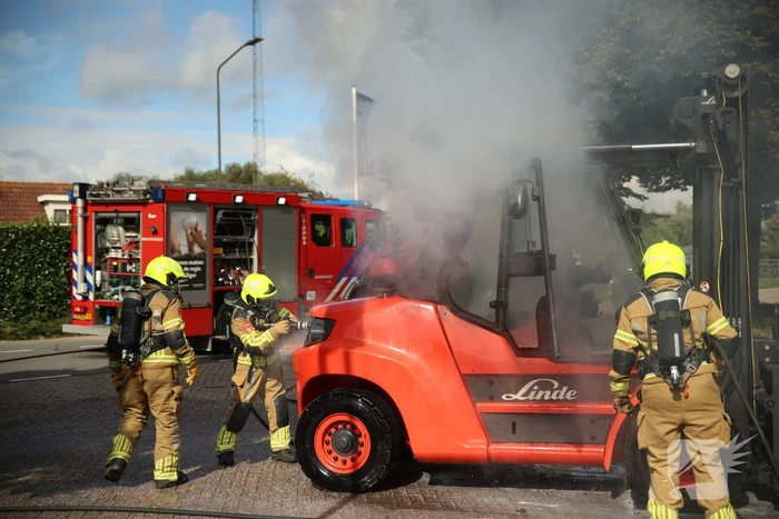 Brandweer blust brandende heftruck