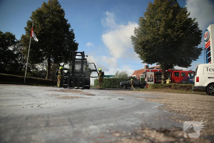 Brandweer blust brandende heftruck