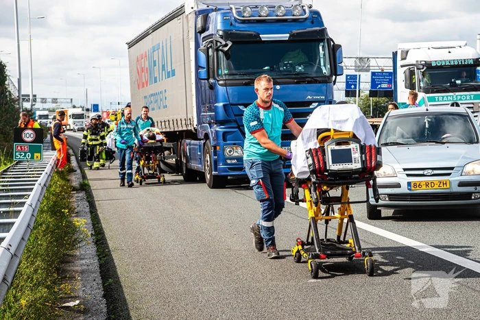 Automobilist belandt onder vrachtwagen door uitwijkmanoeuvre