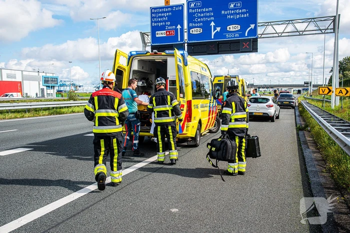 Automobilist belandt onder vrachtwagen door uitwijkmanoeuvre