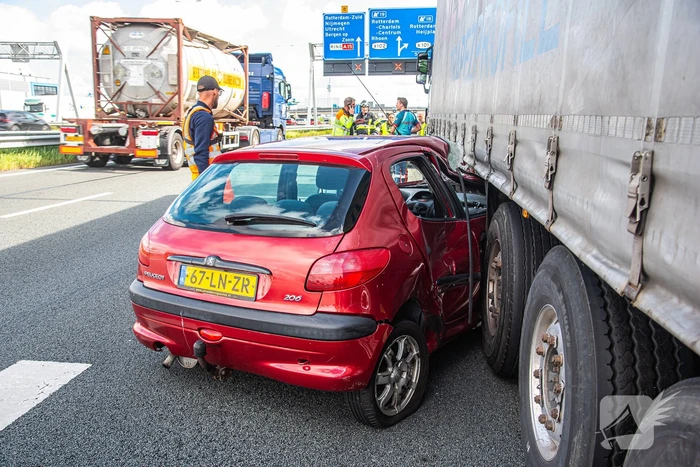 Automobilist belandt onder vrachtwagen door uitwijkmanoeuvre