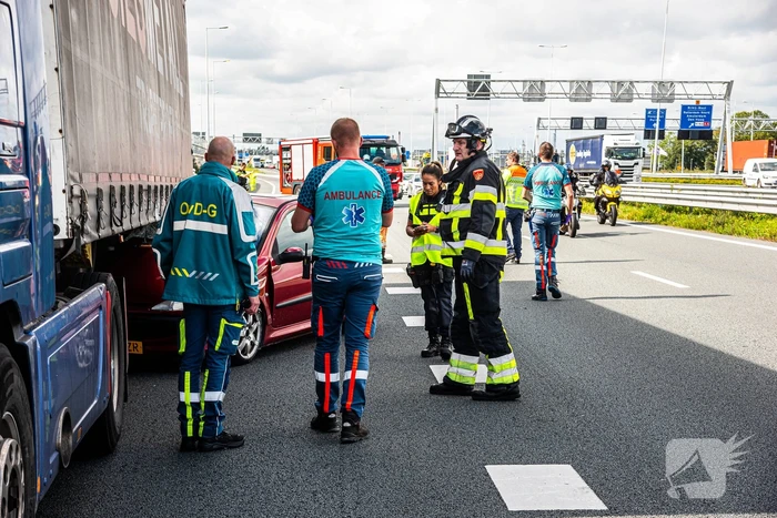 Automobilist belandt onder vrachtwagen door uitwijkmanoeuvre