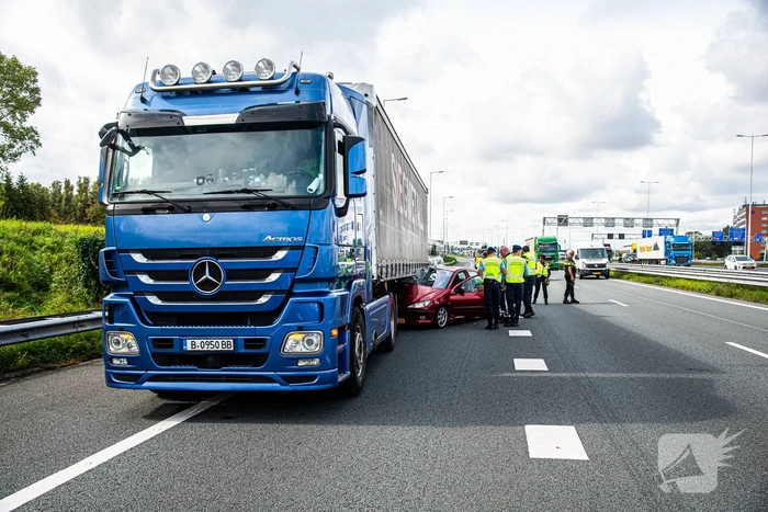 Automobilist belandt onder vrachtwagen door uitwijkmanoeuvre
