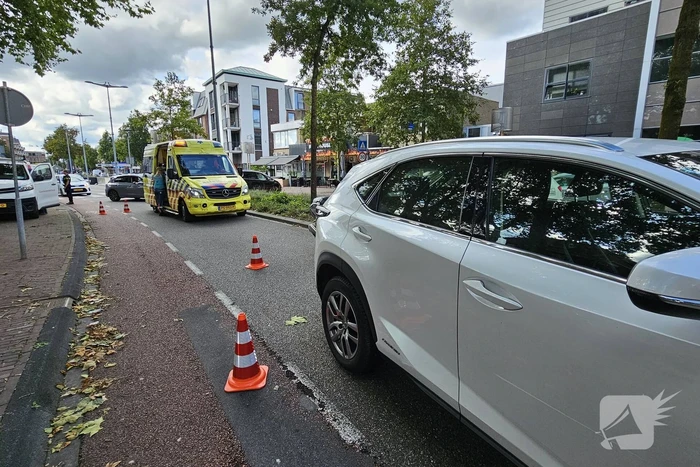 Twee auto's en motor in botsing