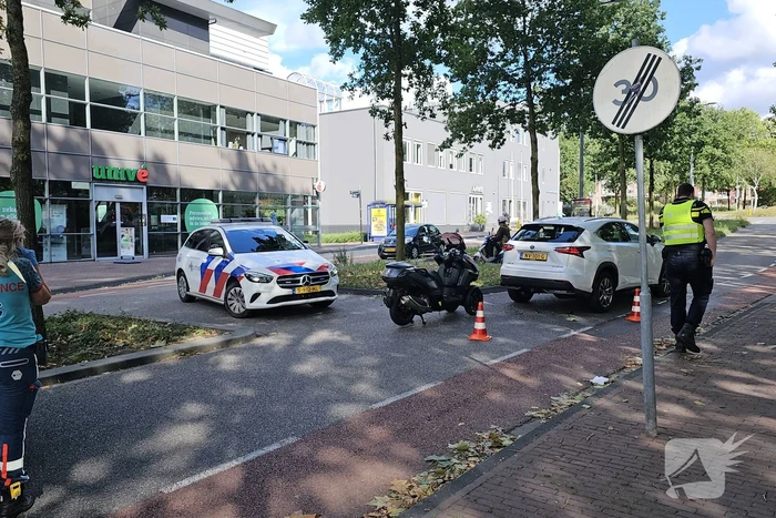 Twee auto's en motor in botsing