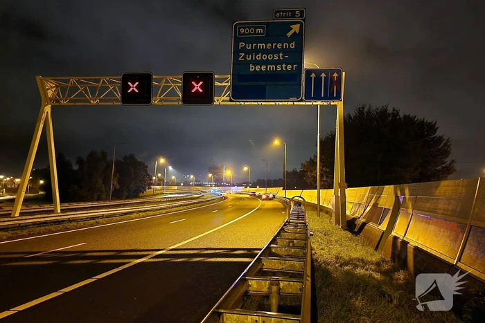 Automobilist botst tegen vangrail