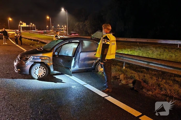 Automobilist botst tegen vangrail