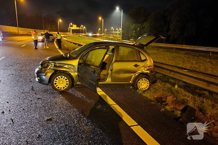 Automobilist botst tegen vangrail