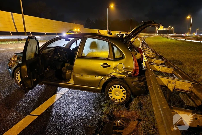 Automobilist botst tegen vangrail