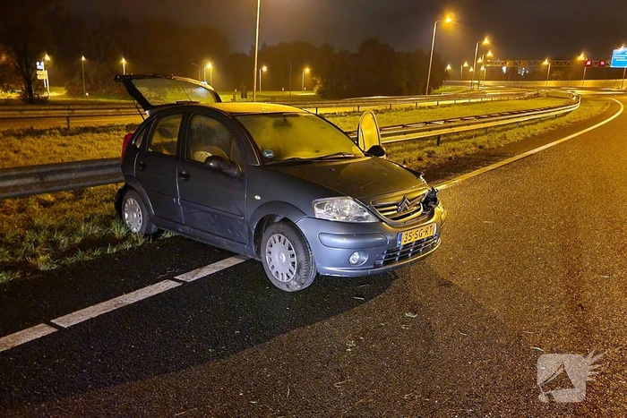 Automobilist botst tegen vangrail