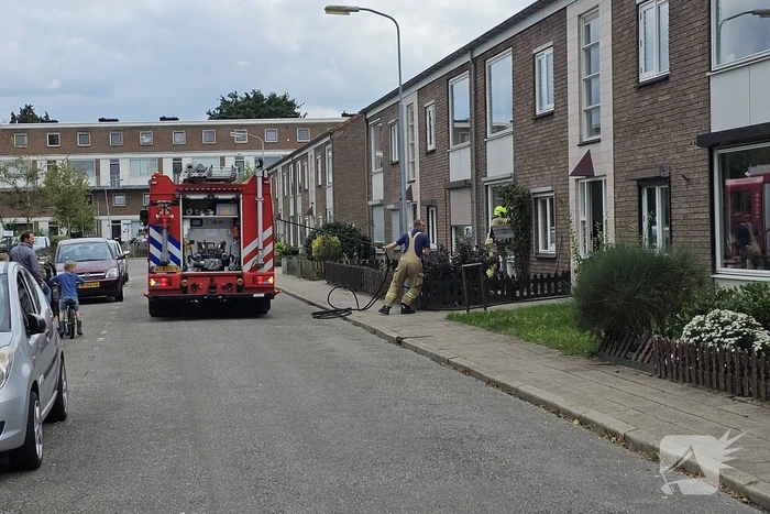Brandweer slaat deur in om brand te kunnen blussen