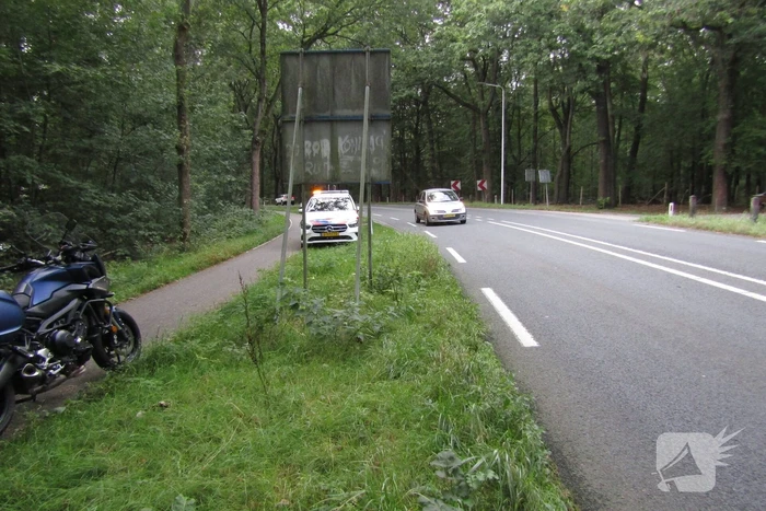 Automobilist en motorrijder in botsing