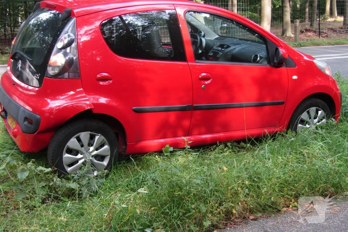 Automobilist en motorrijder in botsing
