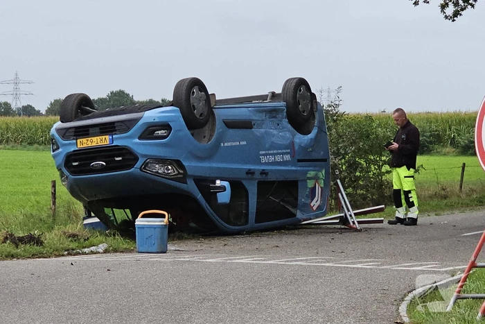 Bestelbus belandt op op zijn kop na aanrijding