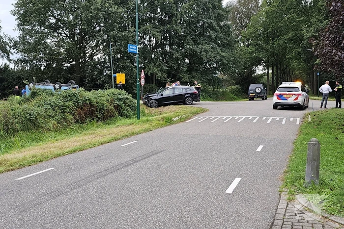 Bestelbus belandt op op zijn kop na aanrijding