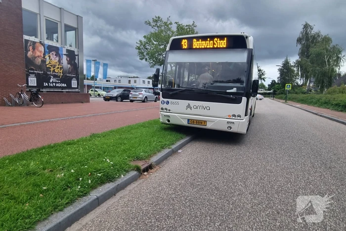 Schade bij botsing tussen bus en auto