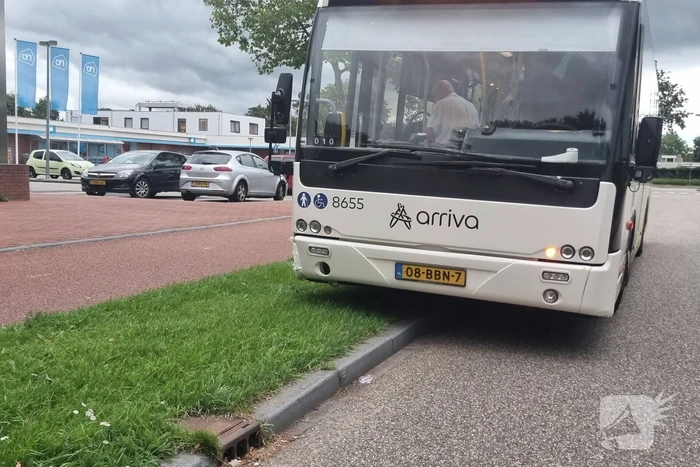 Schade bij botsing tussen bus en auto