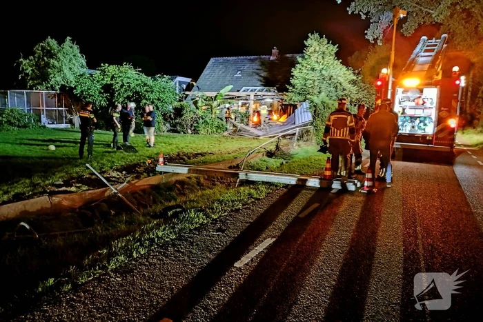 Enorme ravage nadat auto woning inrijd, 15-jarige aangehouden