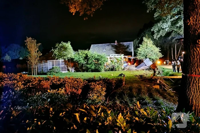 Enorme ravage nadat auto woning inrijd, 15-jarige aangehouden