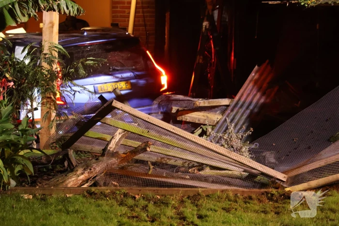 Enorme ravage nadat auto woning inrijd, 15-jarige aangehouden