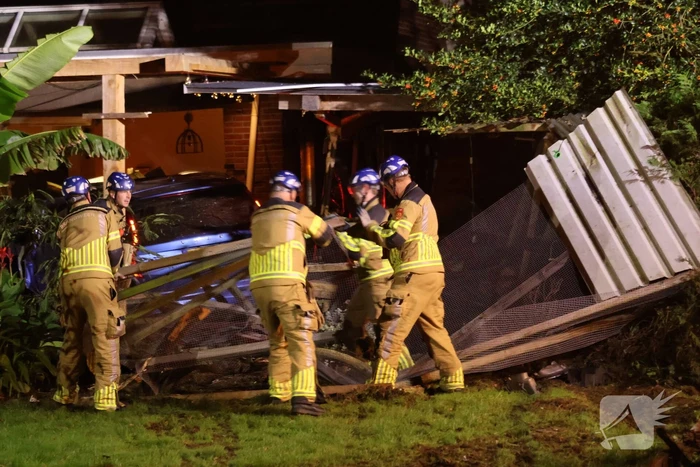 Enorme ravage nadat auto woning inrijd, 15-jarige aangehouden