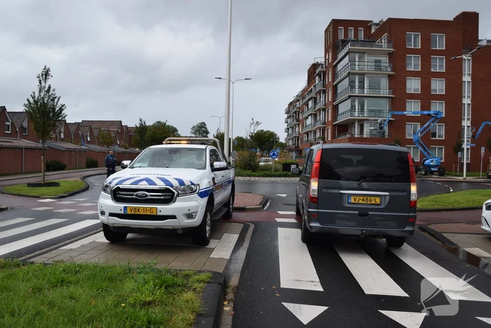 Fietser geschept bij rotonde