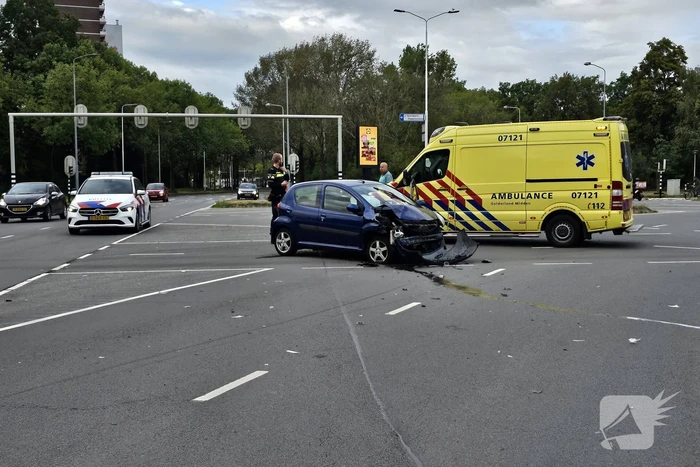 Twee voertuigen in botsing op kruising