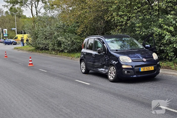Twee voertuigen in botsing op kruising