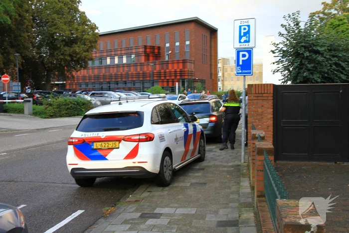 Personenauto en scooter in botsing