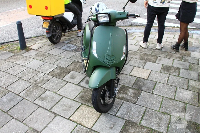 Personenauto en scooter in botsing