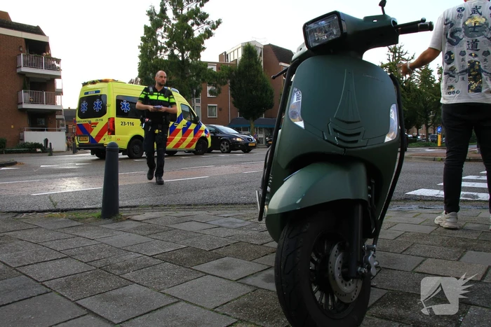Personenauto en scooter in botsing