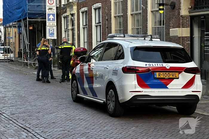 Verkeersregelaar aangereden, automobilist doorgereden