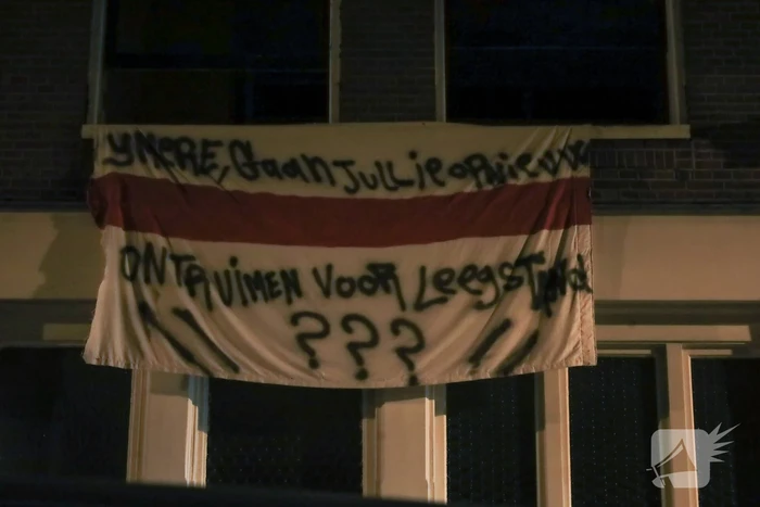 Spandoeken opgehangen aan kraakpand
