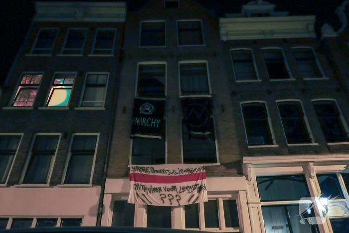 Spandoeken opgehangen aan kraakpand