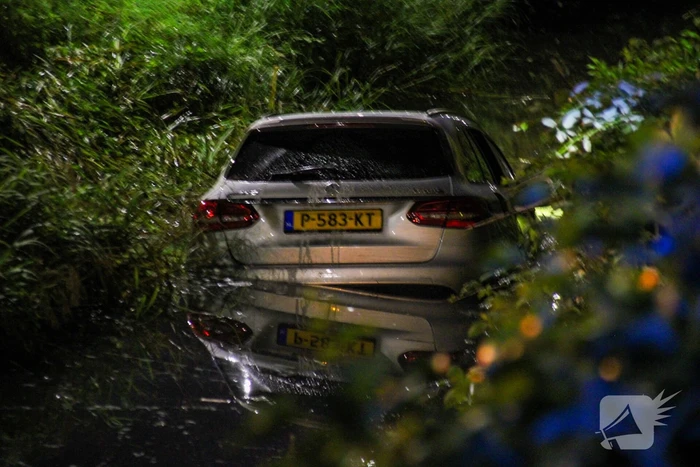 Auto raakt te water nabij McDonald's