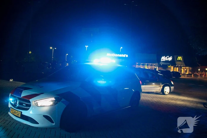 Auto raakt te water nabij McDonald's