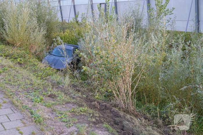 Bestuurder crasht met dure Porsche