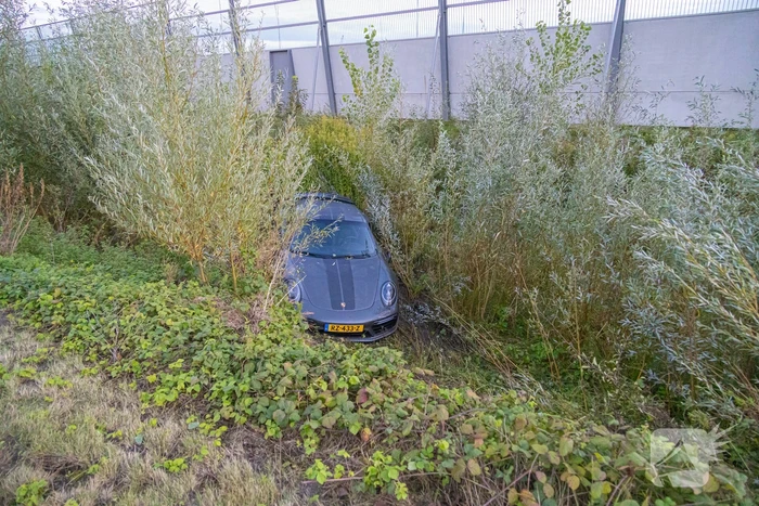 Bestuurder crasht met dure Porsche