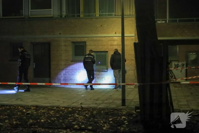 Regenboogvlag in brand gestoken bij portiek