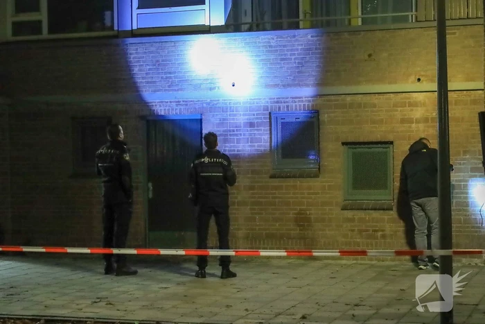 Regenboogvlag in brand gestoken bij portiek